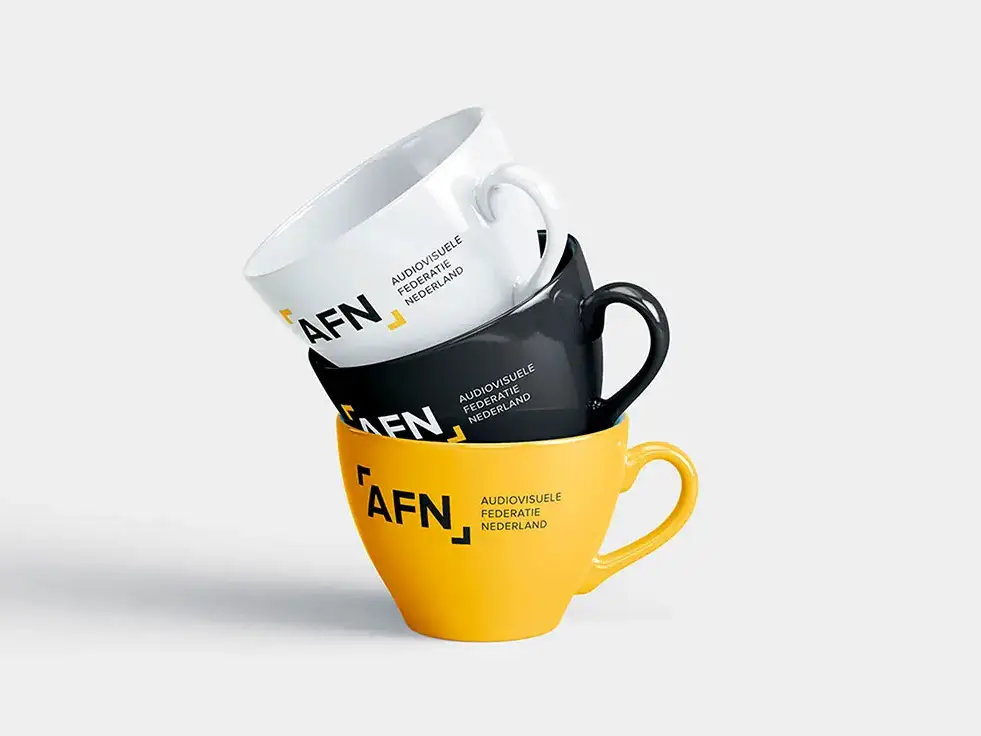 Een stapel koffiekopjes met het logo van de AFN erop
